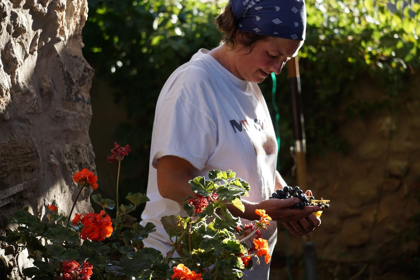 mujer con uvas